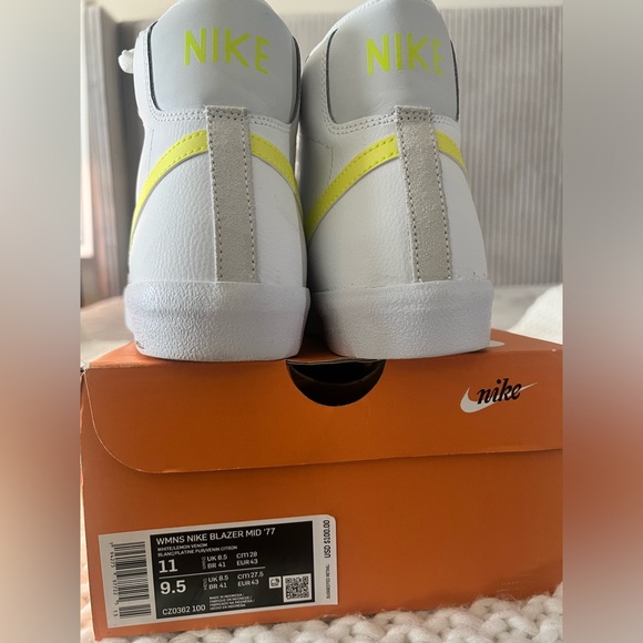 WMNS NIKE BLAZER MID '77 Lemon Venom SIZE 11 Like New! - Picture 2 of 5
